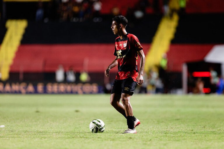América acerta contratação do lateral-esquerdo Rafinha para 2027