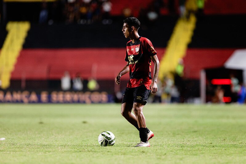América acerta contratação do lateral-esquerdo Rafinha para 2027