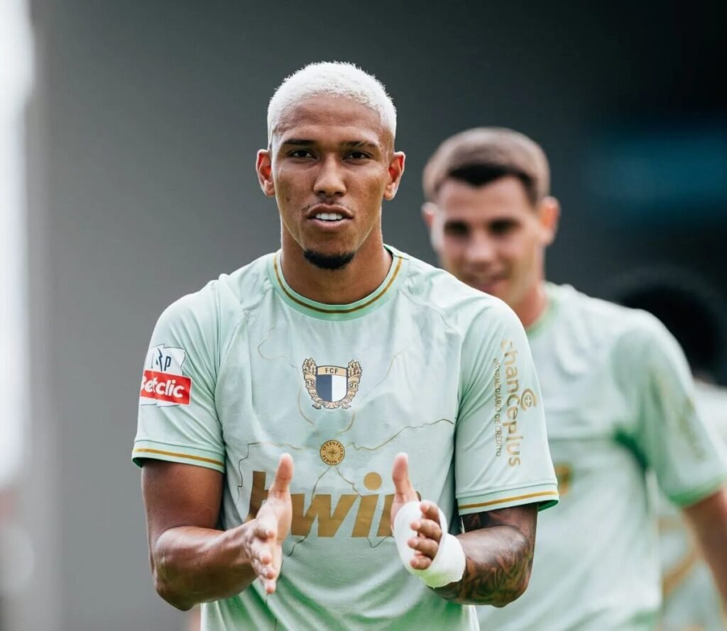 Atacante brasileiro tem atuação de gala com dois gols e assistência em Portugal
