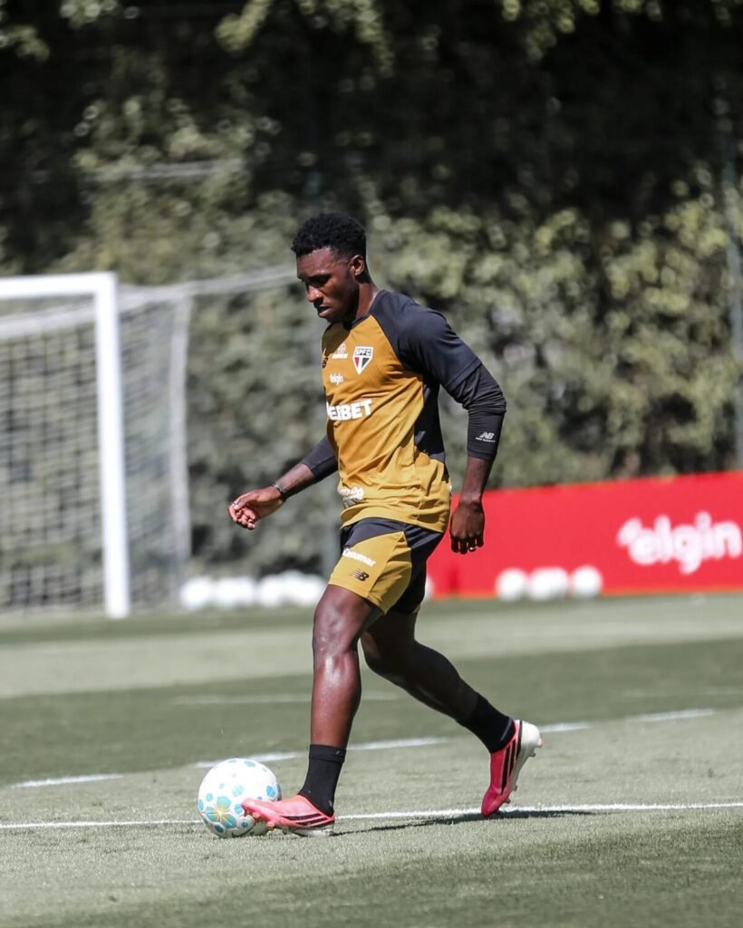 Aurélio Buta passará por cirurgia no joelho e vira desfalque no São Paulo