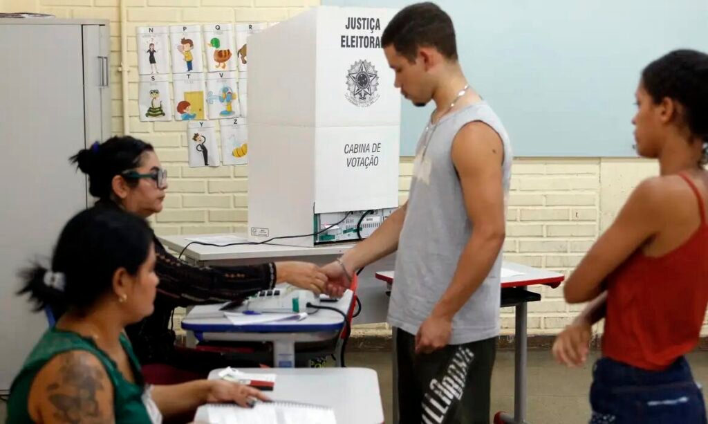 Caminhos da Reportagem: importância do voto para jovens e idosos