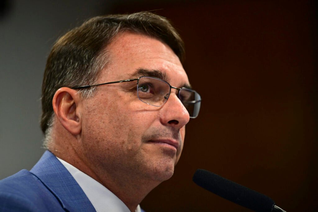 Campanha de Flávio Bolsonaro se diz 'perplexa' com decisão de Dino sobre posts de Nossa Senhora