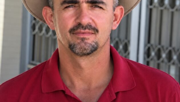Criminosos fantasiados de Homem-Aranha matam irmão de prefeita a tiros e provoca correria em concentração política no Oeste Potiguar