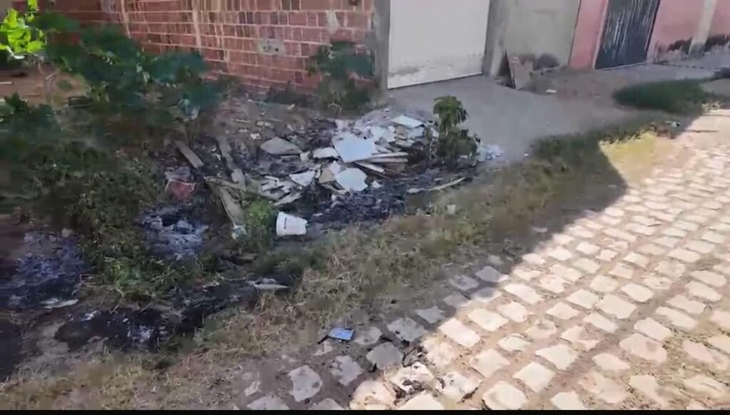Crueldade no Ouro Negro: Adolescente de 15 anos é morto a pauladas e tem corpo queimado ao lado de creche em Mossoró