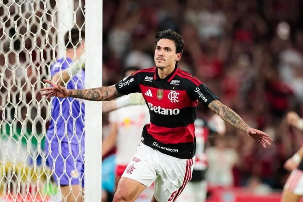 Flamengo vence Red Bull Bragantino por 2 a 1 e abre vantagem na liderança