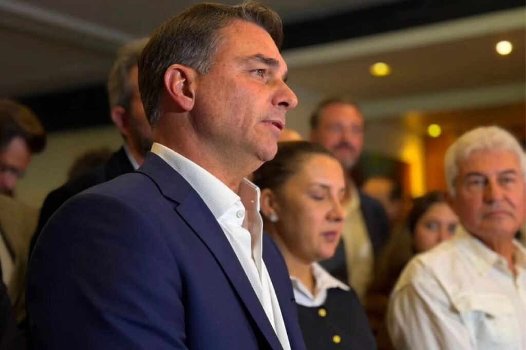 Flávio Bolsonaro mira endividamento por bets para atacar Lula na reta final da campanha