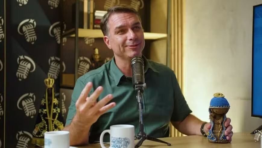 Flávio compara notícia falsa sobre Nossa Senhora Aparecida à facada contra Jair Bolsonaro