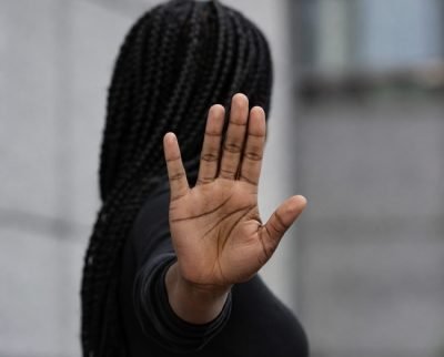 Funcionário de empresa é preso por injúria racial, após chamar colega de trabalho de “Negra”