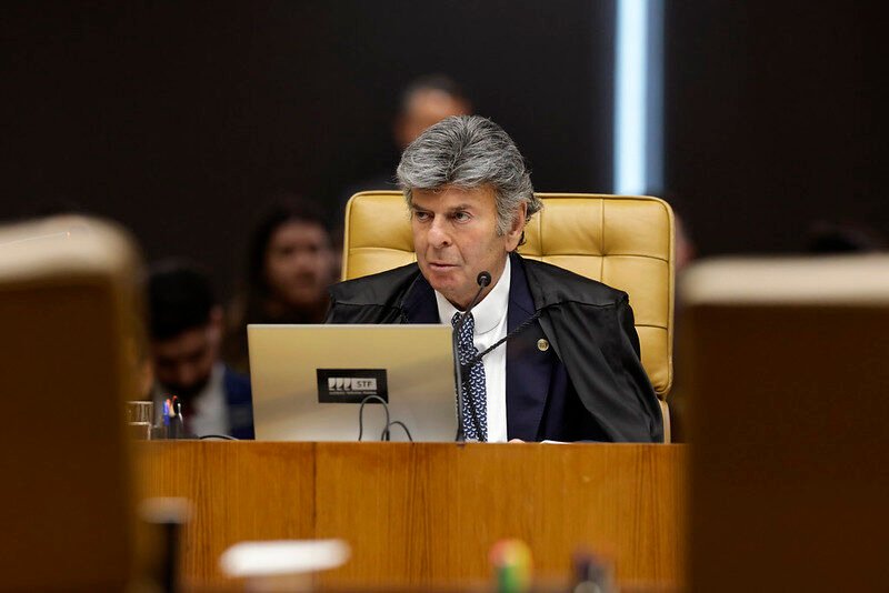 Fux suspende decisão de Dino sobre posts de Flávio Bolsonaro e Aparecida