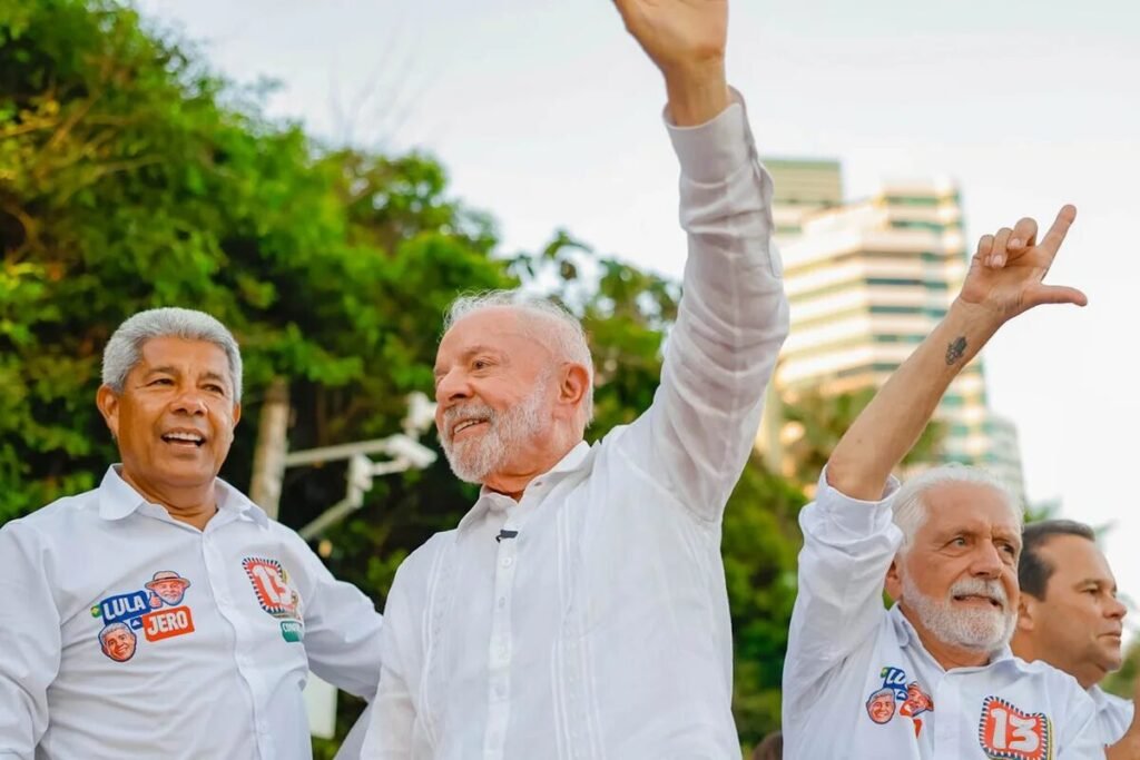 “MEQUETREFE” E “JÓQUEI DE CABRITO”: Lula sobe o tom e ataca Flávio e ACM Neto em comício na Bahia