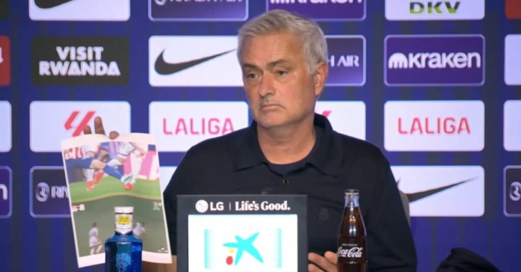 Mourinho imprime fotos de lances para reclamar de arbitragem em coletiva: "Tudo foi estranho"