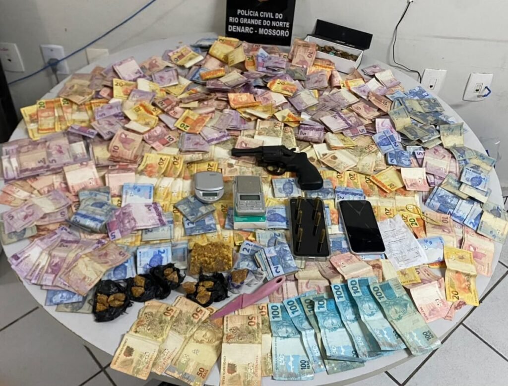 Polícia Civil prende homem com drogas, arma e mais de R$ 6 mil reais em Mossoró