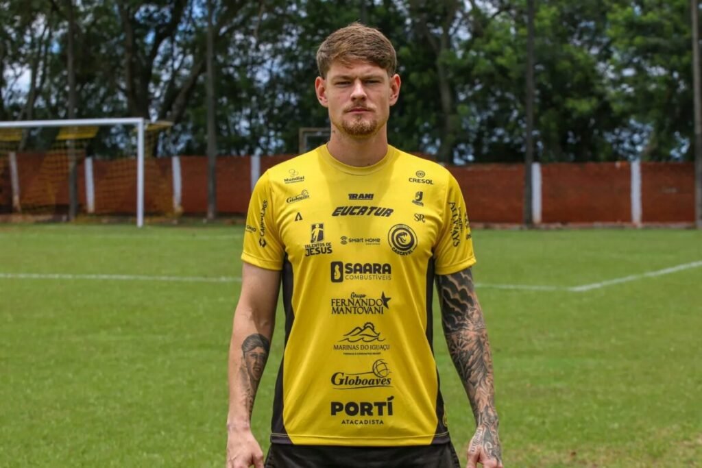 QFC contrata meia ex-Coritiba e Santos