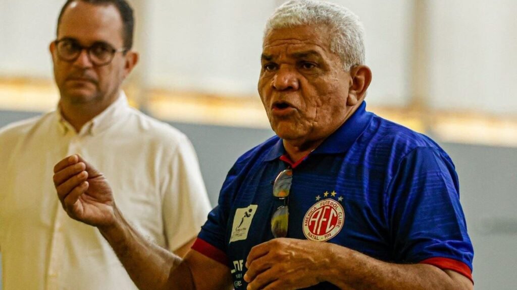 Técnico Roberto Pereira volta ao América para reta decisiva no futsal