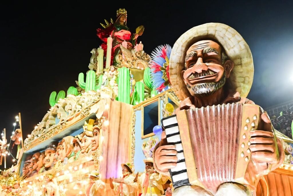 TSE aceita ação de Flávio Bolsonaro contra Lula e Alckmin por desfile de escola de samba