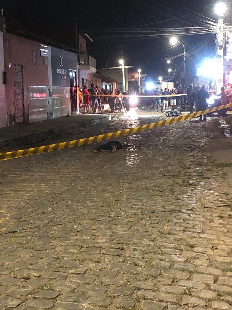 Violência na Quixabeirinha: Jovem de 20 anos é executada com mais de 15 tiros e morador é atingido na cabeça por bala perdida