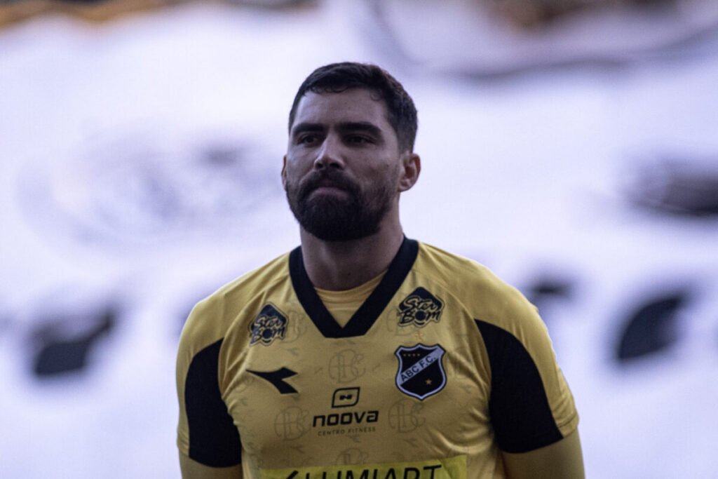 ABC anuncia renovação de contrato com goleiro Matheus Alves