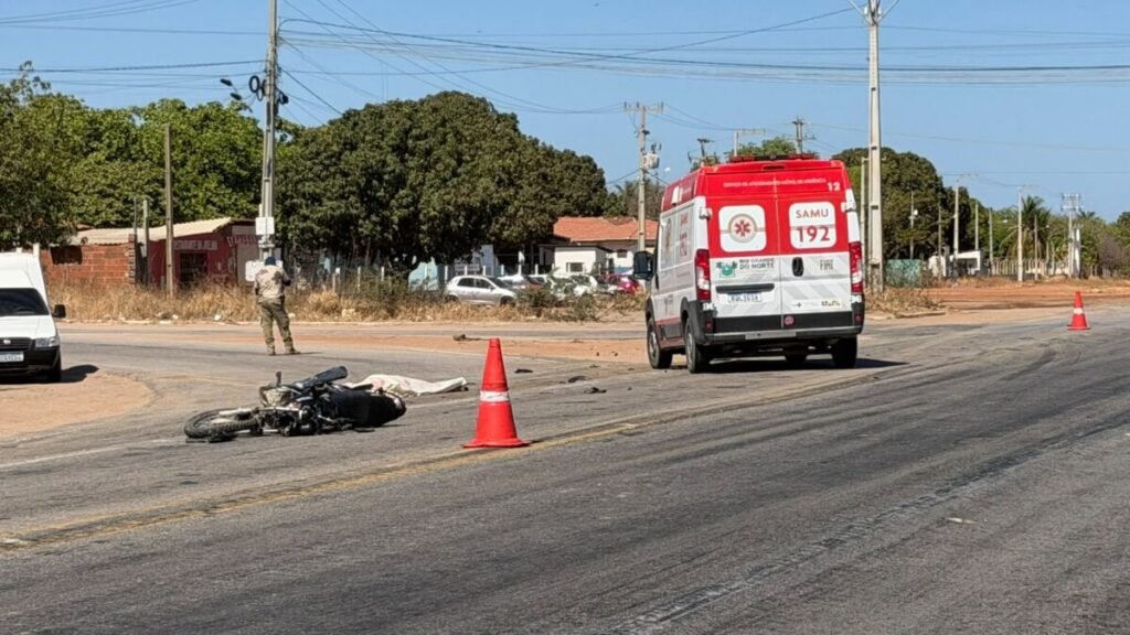 Acidente entre carro e moto deixa motociclista morto na BR-304 em Assú