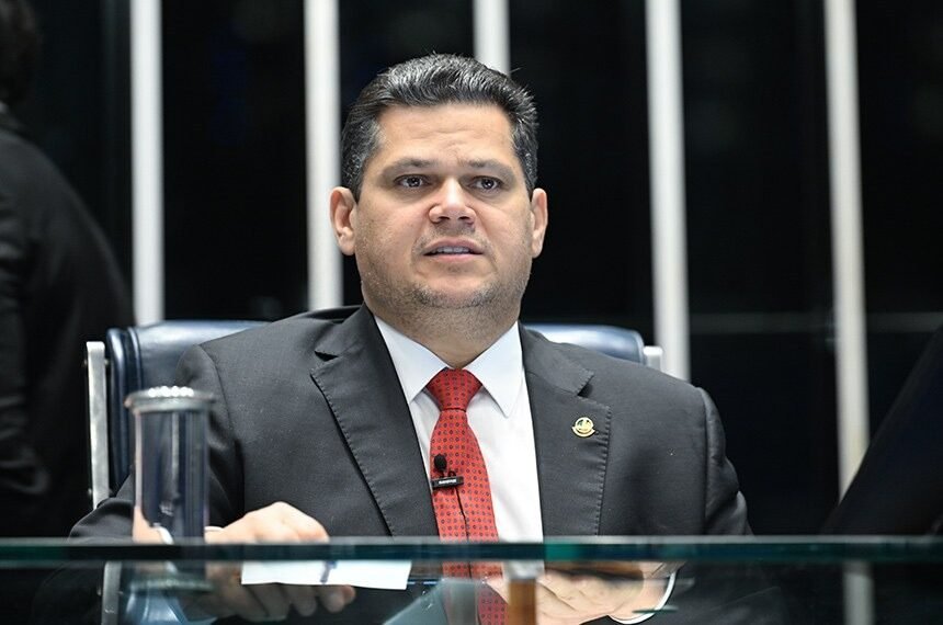 Alcolumbre coloca PEC da escala 6x1 na pauta do Senado de 6 de outubro, após 1º turno