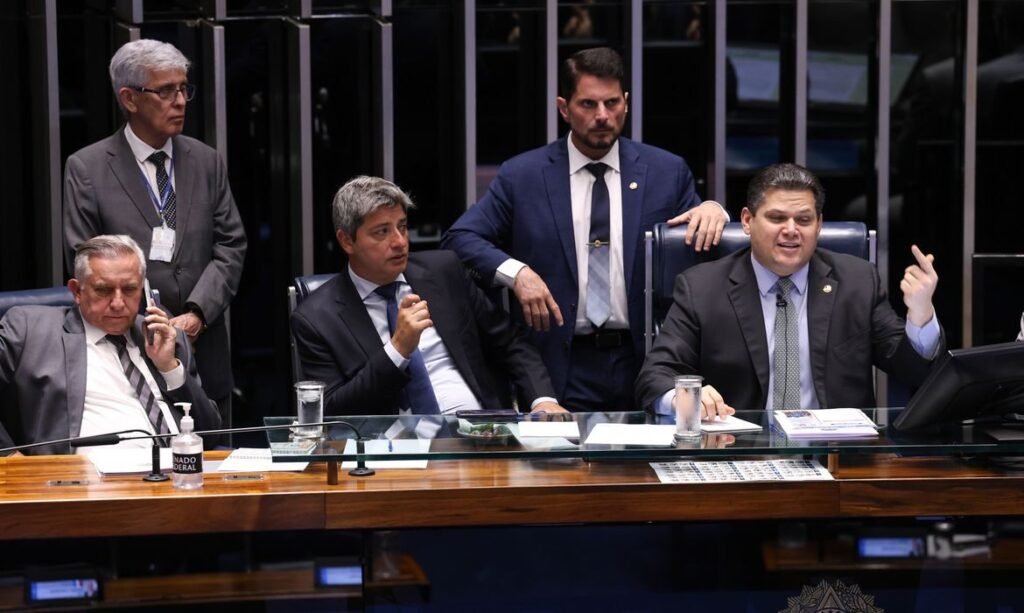 Alcolumbre retira PEC da Segurança Pública da pauta do Senado