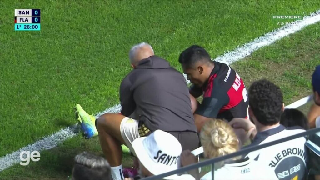 Alex Sandro perde a sola da chuteira durante Flamengo x Santos