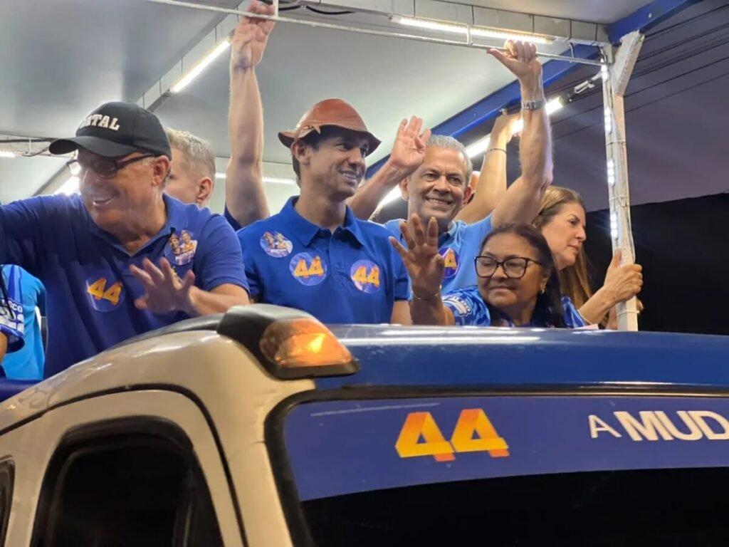 Allyson faz caminhada na Zona Norte de Natal e apresenta propostas para educação integral no RN