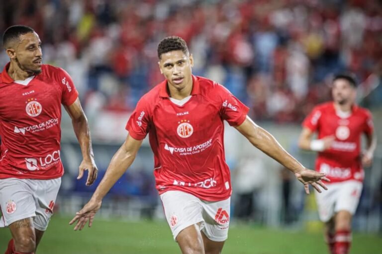 América-RN renova com centroavante Luiz Thiago e contrata lateral Caio Hila