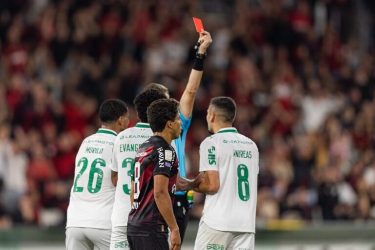 Andreas chuta bola arremessada pela torcida no gramado e é expulso em Athletico x Palmeiras