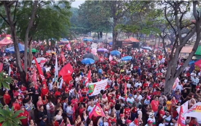 Apoiadores de Lula se reúnem em manifestação com a presença de Boulos na Praça Universitária, em Goiânia