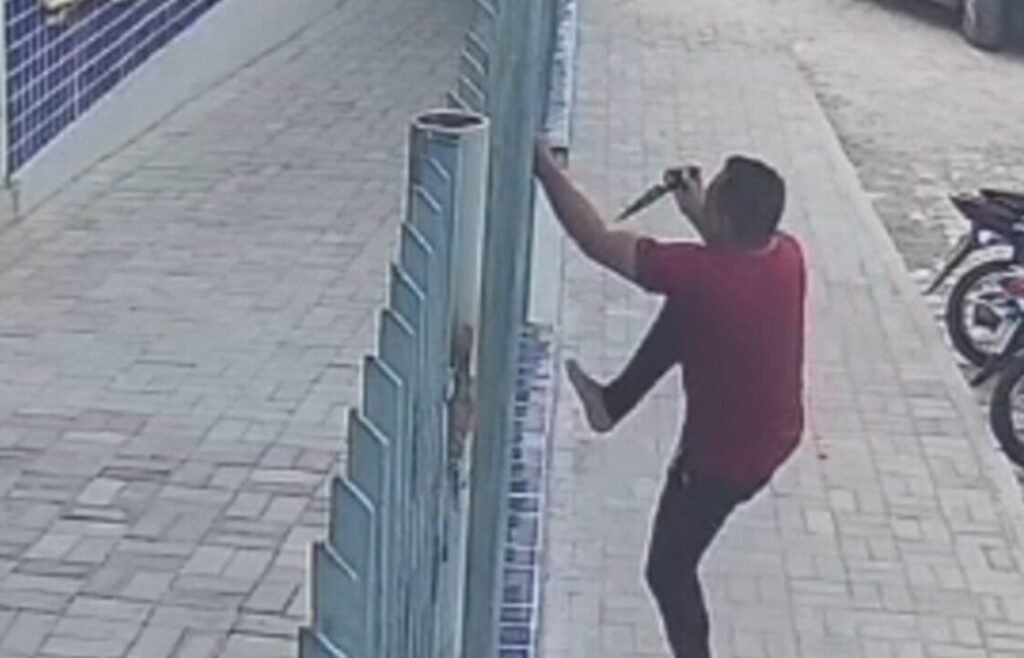 Armado de faca Homem pula muro de escola, quebra a perna e é contido por populares no Sumaré em Mossoró