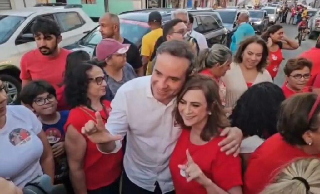 Cadu de Lula defende projeto de desenvolvimento e diálogo com a população em caminhada nas Quintas, em Natal