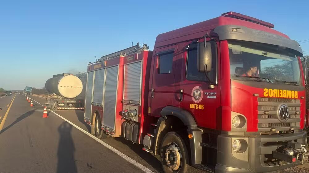Caminhão-tanque pega fogo e interdita BR-304 em Angicos, no RN