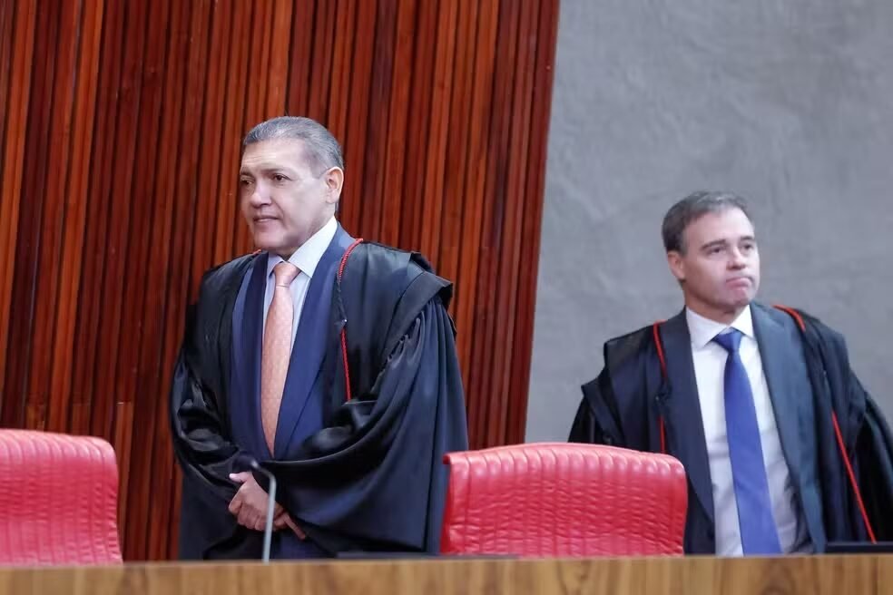 Disputa entre Lula e Flávio bate recorde com mais de 800 ações no TSE