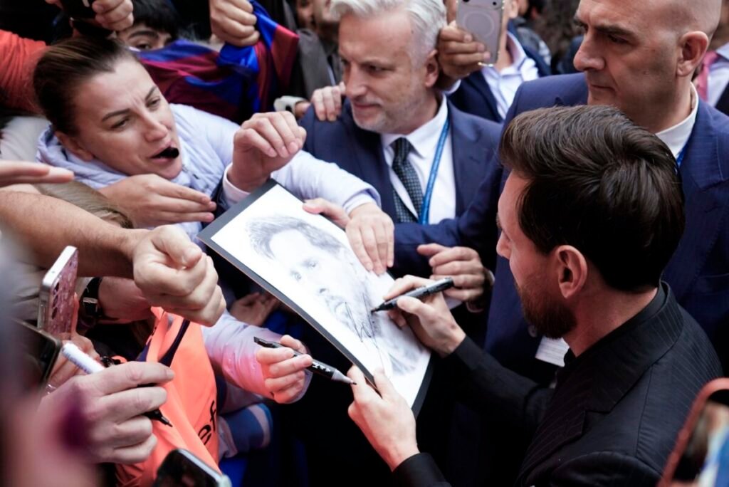 Elegante, Messi leva loucura a Oviedo para receber Prêmio Princesa das Astúrias; veja fotos