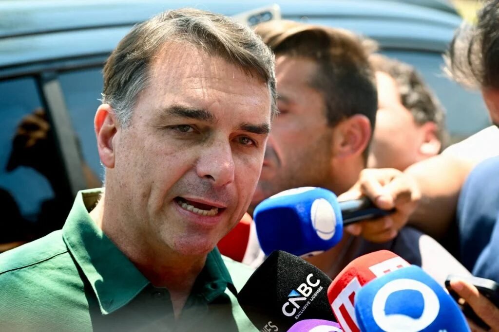 Flávio Bolsonaro confirma presença no debate da Band neste domingo
