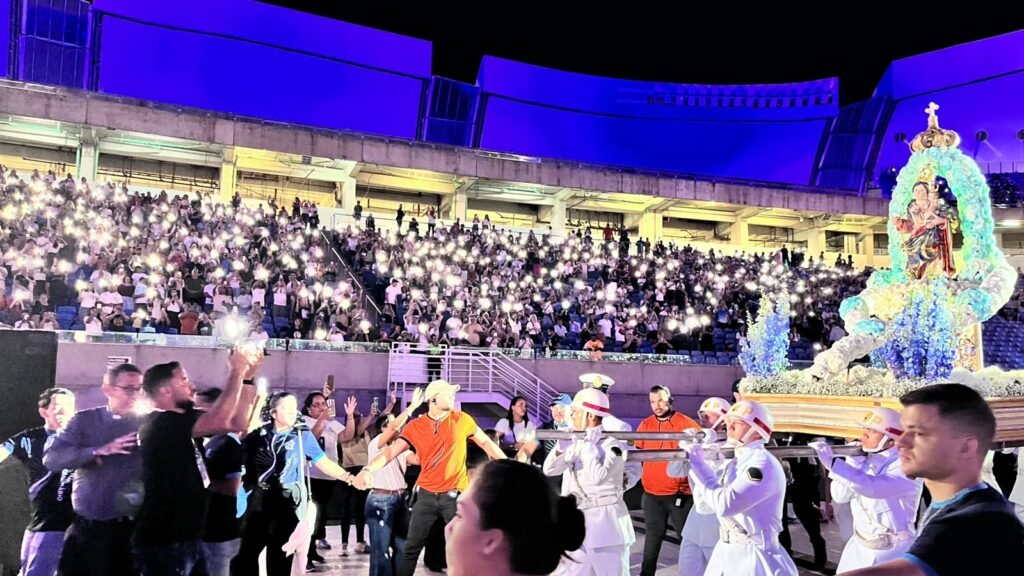 Frei Gilson reúne multidão na Arena das Dunas em primeira apresentação no RN