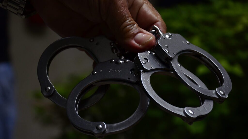 Homem é preso escondido atrás de ar-condicionado após furtar panelas de restaurante em Natal