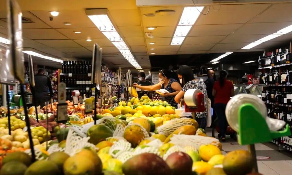 INPC, inflação que corrige salários, acumula 4,29% em 12 meses