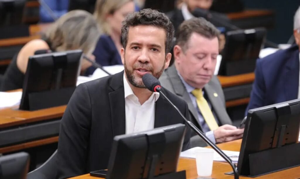Janones anuncia alta hospitalar para esta terça-feira após internação por arritmia cardíaca