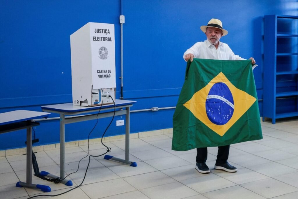 Lula diz que é o único candidato 'antissistema' e que carrega nas costas 'promiscuidade' do STF