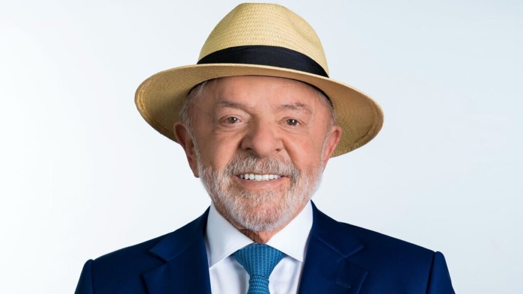 Lula diz que Flávio Bolsonaro cortará programas sociais se for eleito