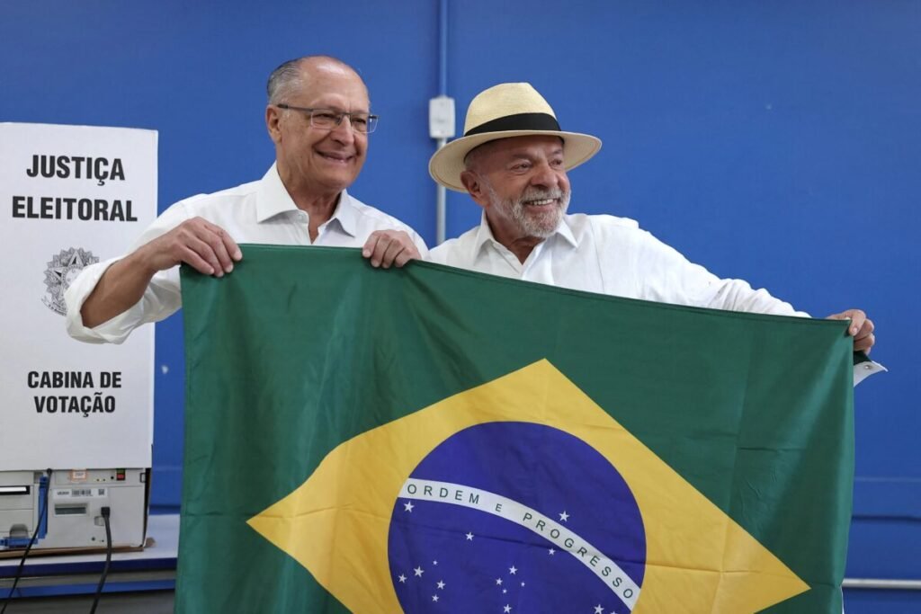Mendonça manda redes excluírem posts falsos afirmando que Lula jogou bandeira do Brasil no chão