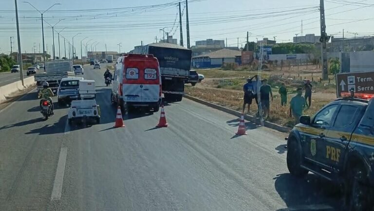 Motociclista fica gravemente ferido após colidir na traseira de carreta na BR-304, em Mossoró