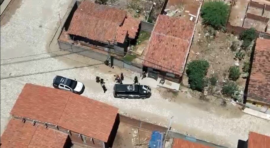 Mulher é presa e adolescente apreendida com arma e munições em Pau dos Ferros