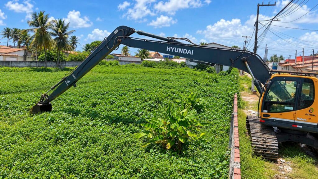 Natal faz limpeza de lagoa na Redinha para ampliar capacidade de drenagem