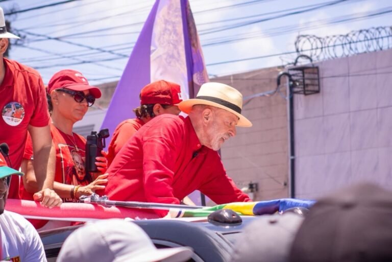 No Alecrim, Lula dobra a aposta e repete fake news contra Flávio Bolsonaro