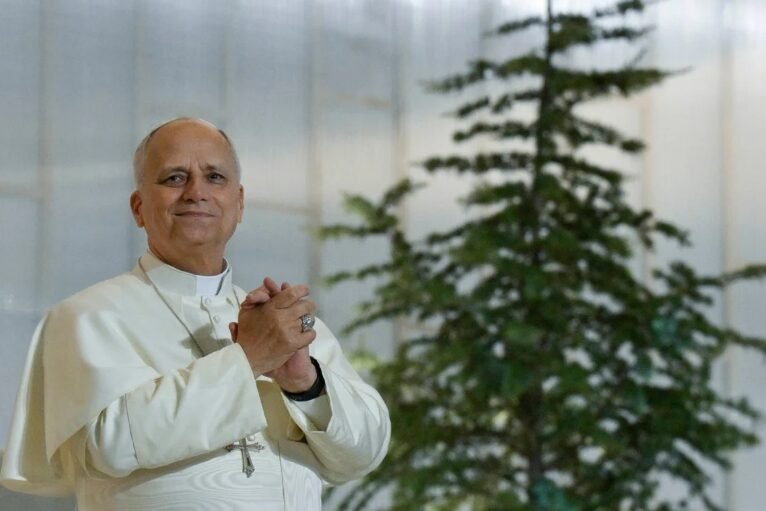 Papa Leão XIV recebe alta do hospital neste sábado (17), diz Vaticano; potífice retirou tumor do pulmão