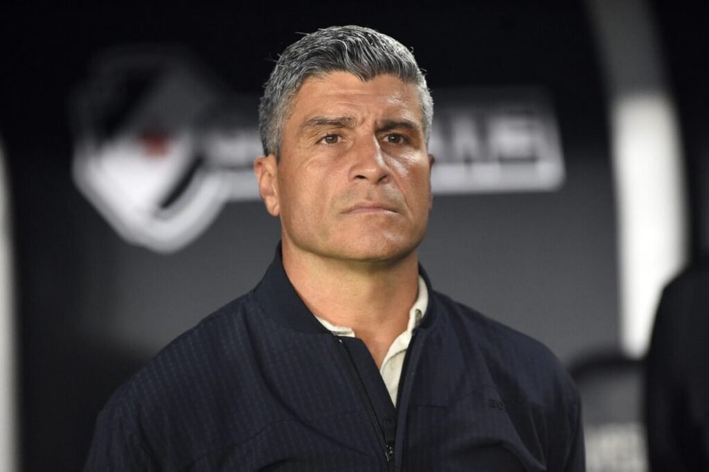 Pedro Emanuel valoriza ponto, mas lamenta empate do Vasco com o Remo: "Exibição cinzentinha"