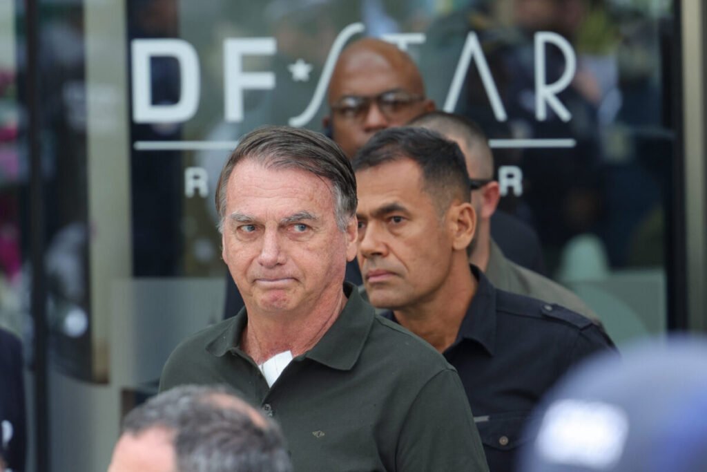 PGR não se opõe a visitas de Flávio a Bolsonaro na prisão domiciliar