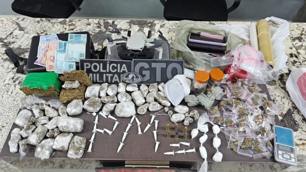 PM apreende drogas, munições e drone em casa usada para tráfico em Parelhas